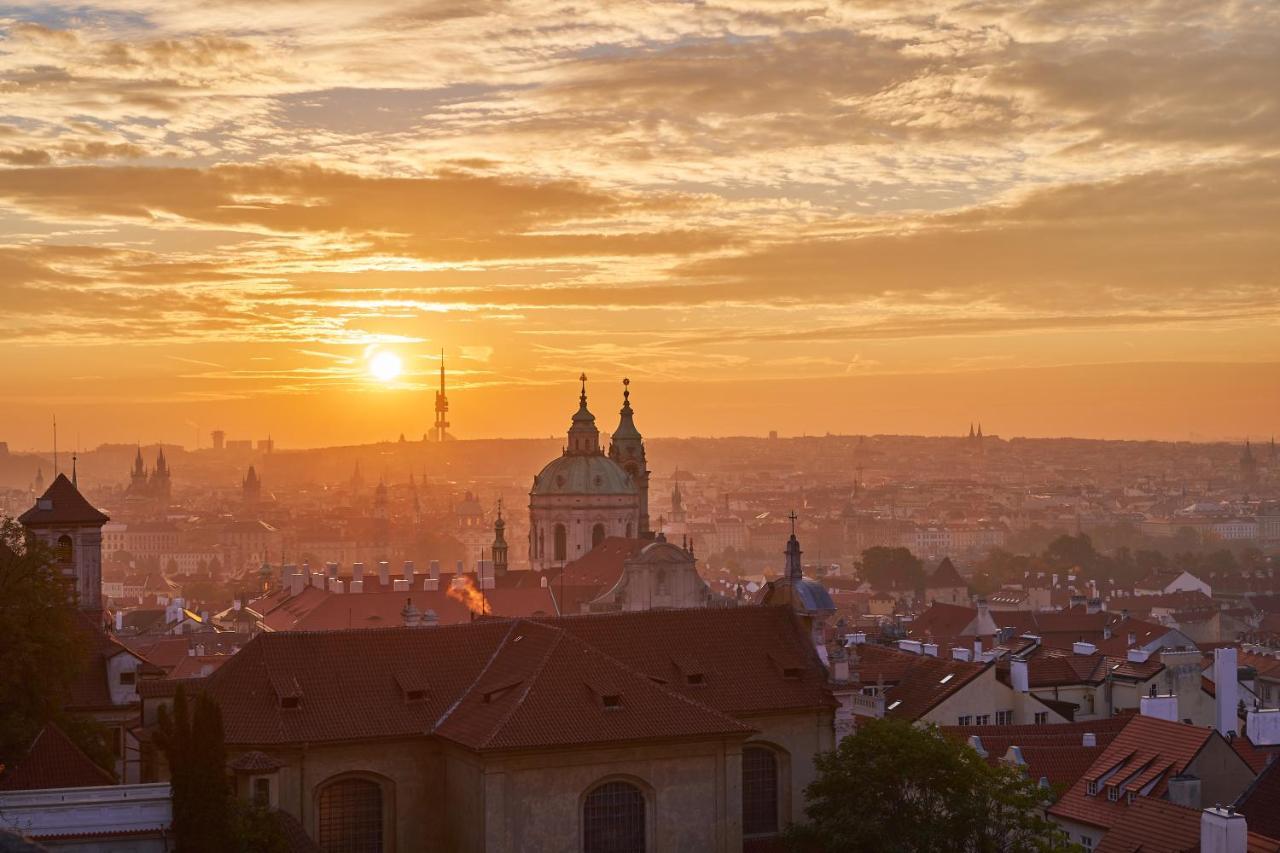 Sky Suite Hotel Prag Exteriör bild